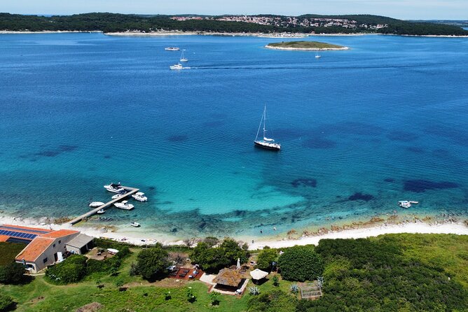 Medulin -Kamenjak 5h boat trip with lunch & drinks on Sandra Boat - Lunch and drinks onboard: what you get, and why it’s a big deal