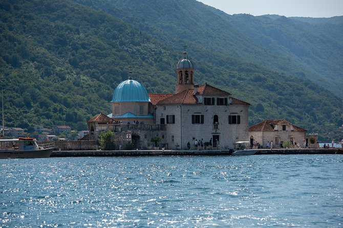 Montenegro: Bay of Kotor Day Trip from Dubrovnik English -Español - Kotor Old Town: walls, walking lanes, and the “just one more street” effect