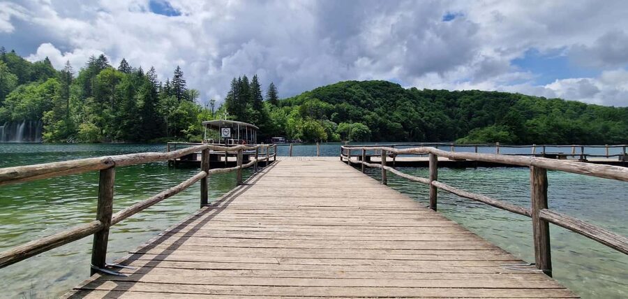 Plitvice Lakes Guided Tour - Comfort tips for walking the wooden pathways and wet rock