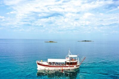 Panoramic Morning Cruise Among 20 Islands with Drinks