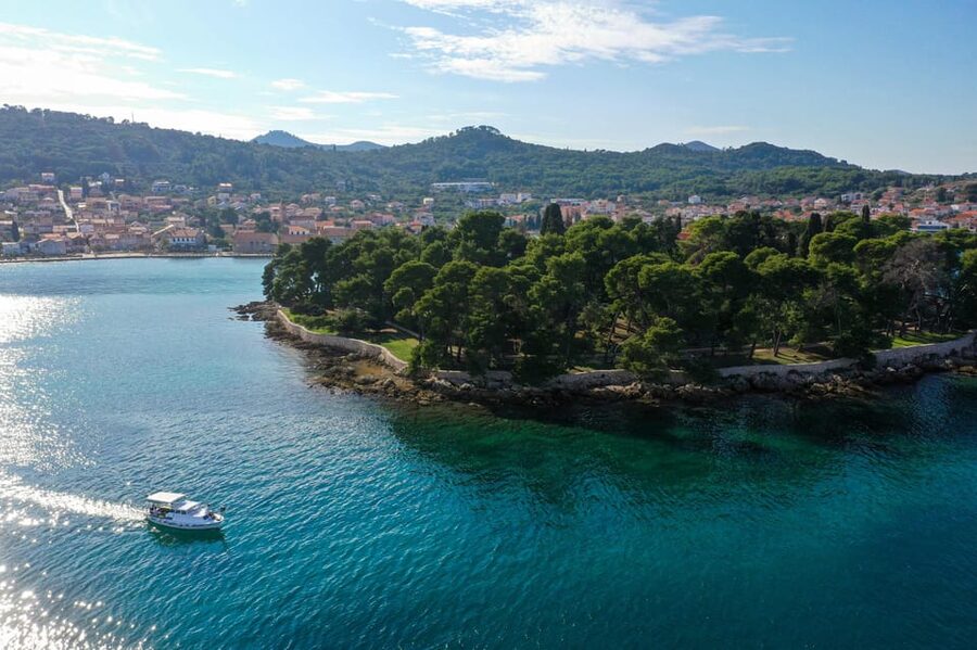 Private Boat tour with refreshing drinks Zadar - Ošljak: The Tiny, Inhabited Adriatic Stop with 29 Residents