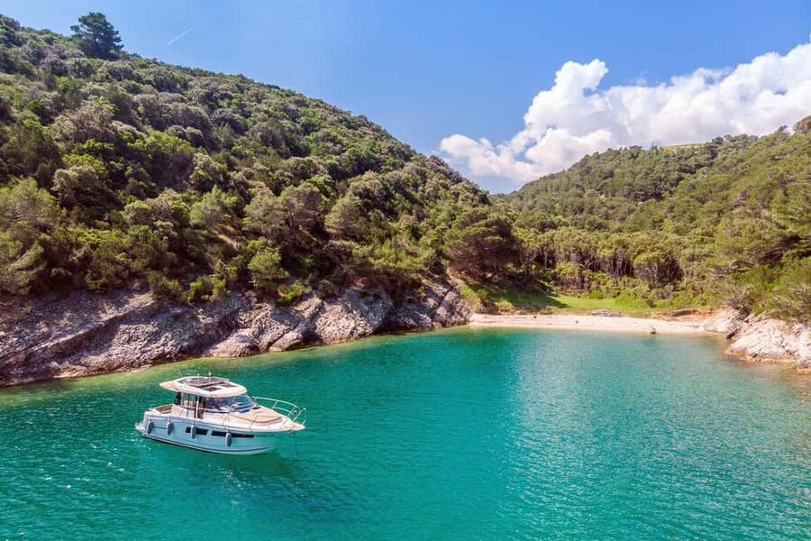 Private speedboat tours Sea Symphony - Pučišća on Brac: A Quiet Start With Limestone and Coffee Time