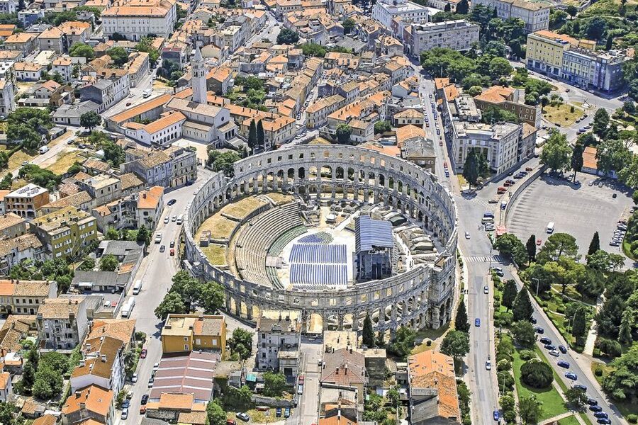 Pula: Arena Entrance Ticket - QR code self-guiding and headphones: the easiest way to learn