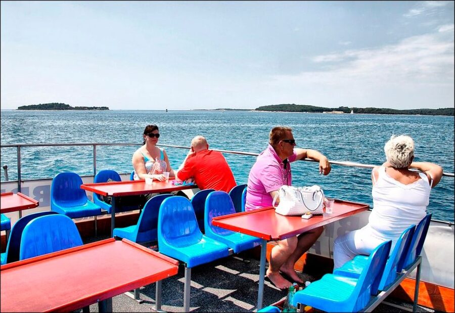 Pula: Harbor Cruise with unlimited Drinks - Boarding, Seating, and the Unlimited Drinks Setup