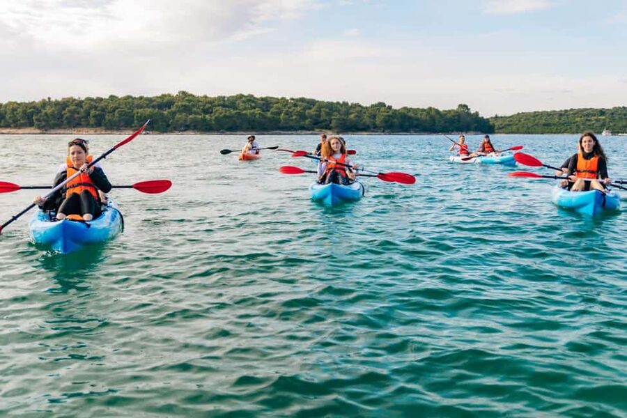 Pula: Three Island Kayak Tour with Cave Photo & Snorkeling - Grotta di quarzo: cave photo stop and guided time on the rocks