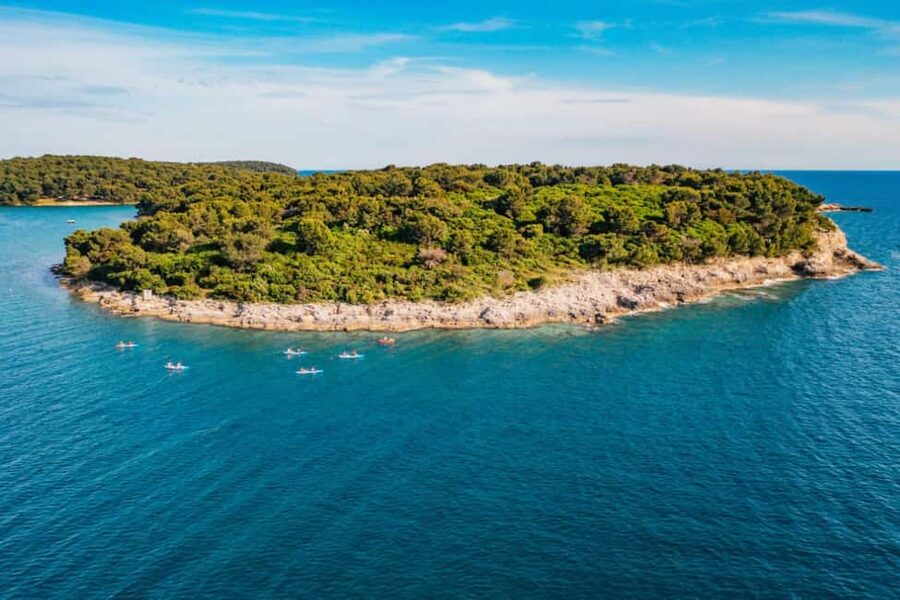 Pula: Three Island Kayak Tour with Cave Photo & Snorkeling - A guide who matches your pace, without turning it into a lecture