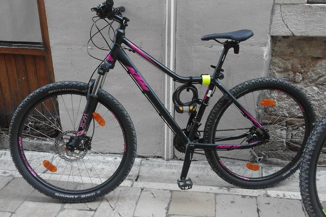 Rent a Bike in Zadar - Helmet, Lock and city map included - Self-guided riding routes from Old Town and Roman ruins