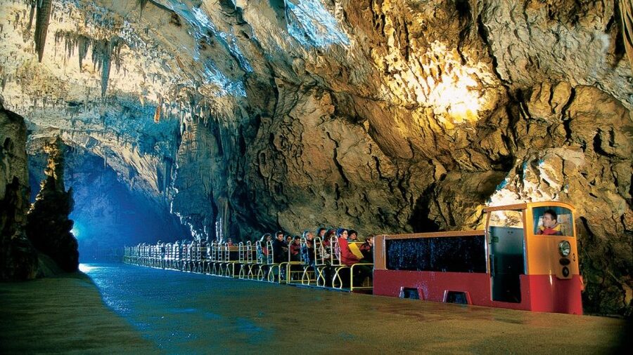 Rijeka: Postojna Cave and Predjama Castle - Visiting Predjama Castle: what the audio adds