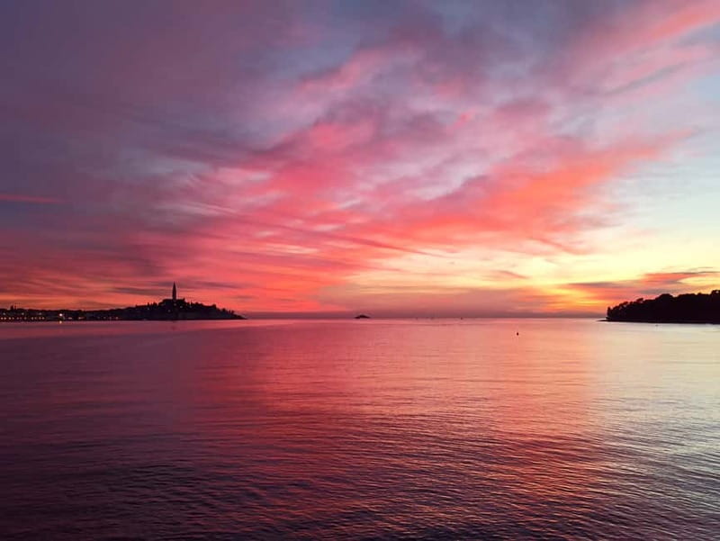 Rovinj: Dolphin Watching Sunset Speedboat Tour with Drinks - Pickup in Rovinj, the “end of the pier” detail that prevents delays