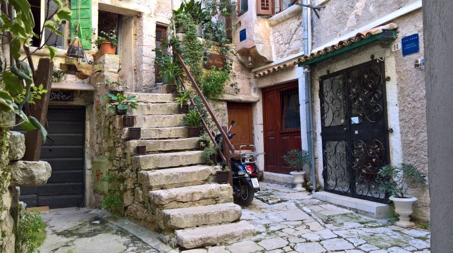 Rovinj: Guided Walking Tour - Through the Cobblestone Maze to the Old Jewish Ghetto Area