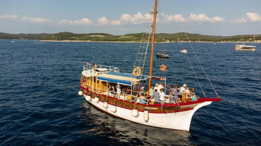 Rovinj: Red Island & Lim Fjord boat tour with BBQ & Swimming - Getting on the boat in Rovinj, Obala palih boraca 8