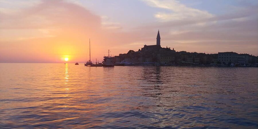 Rovinj: Sunset Speedboat Tour with Dolphin Watching - Entering Rovinj at sunset, from the Adriatic side