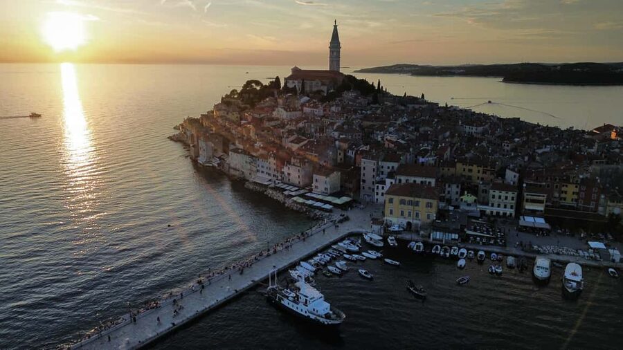 Rovinj: Sunset Speedboat Tour with Dolphin Watching - The panoramic speedboat ride: views, islands, and a welcome drink