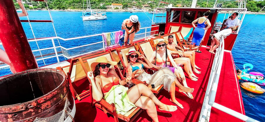 Split: 3 Island & Blue Lagoon Cruise with Lunch & Drinks - On-Board Comfort: Restrooms, Wi-Fi, and Limited Deckchairs