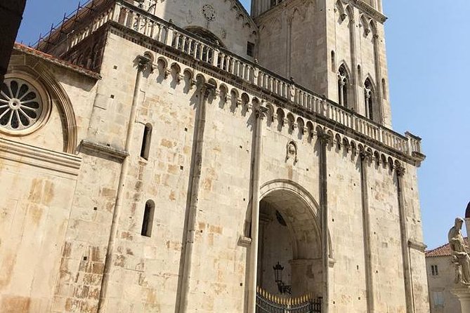 Split and Trogir private tour <em>ideal for cruise ship guests</em> – Key things to know before you go’ /></p>
<ul>
<li><strong>Living walls at Diocletian’s Palace</strong>, where you can picture everyday life inside 1,700-year-old stone</li>
<li><strong>Trogir Cathedral details</strong> that a good guide can point out in a quick, focused hour</li>
<li><strong>Two cities in one</strong>: Trogir for an old-town feel, then Split for a larger, still-active center</li>
<li><strong>Kaštela villages on the in-between drive</strong>, seven settlements that form a city between Split and Trogir</li>
<li><strong>Private group attention</strong>, which helps you get more out of each stop without a big-bus crowd</li>
<li><strong>Guide-first experience</strong>, with standout narration and on-the-ground recommendations, including from guides like Andrej and Gabrijela</li>
</ul>
<h2 id="how-this-5-hour-private-day-hits-the-split-and-trogir-sweet-spot">How this 5-hour private day hits the Split and Trogir sweet spot</h2>
<p><img width="900" height="600" decoding="async" src=