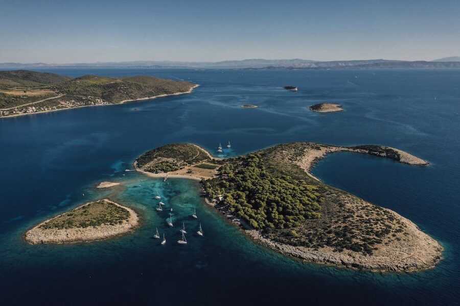 Split: Blue Cave and 5 Islands Tour - Pakleni Islands: seafood choices and beach-club vibes near Hvar
