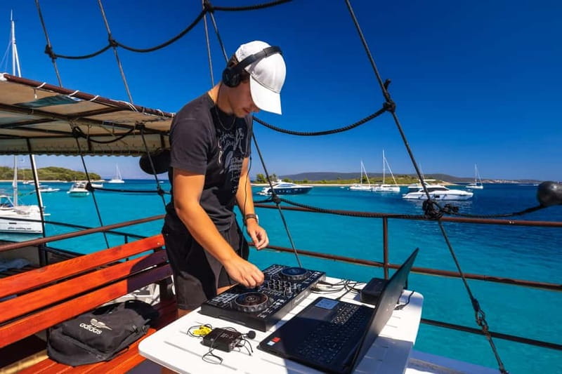 Split: Blue Lagoon Underwater Museum Tour w/Lunch & Drinks - Lunch on Board With Unlimited Wine, Lemonade, and Water