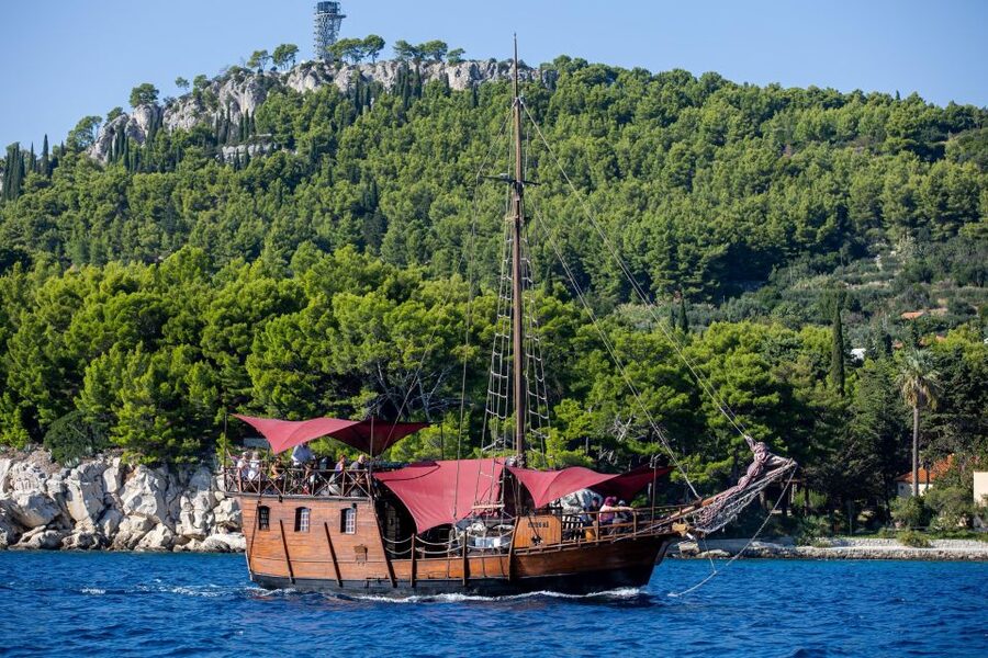Split: Cruise on Columbo's Pirate Ship "Santa Maria" - 1.5 hours on the water: a smart Split half-visit