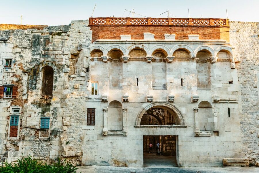 Split Game of Thrones Tour: City of Dragons - The museum and Throne perks, how to use them
