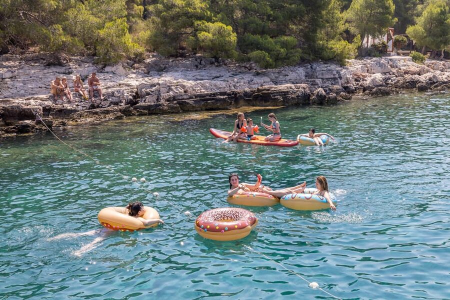 Split: Hvar, Brač, and Pakleni Cruise with Lunch and Drinks - Boat Comfort and Setup: Seats, Crowds, and What to Expect On a Full Day