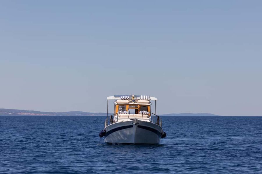 Split/Omiš/Makarska: Full or half day boat tour with "Cvita" - Vruja Beach: the first swim break and aperitif moment