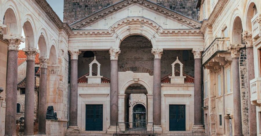 Split: Palace & Old Town Private Walking Tour-Entrance incl. - Getting your bearings at the bronze model on Riva