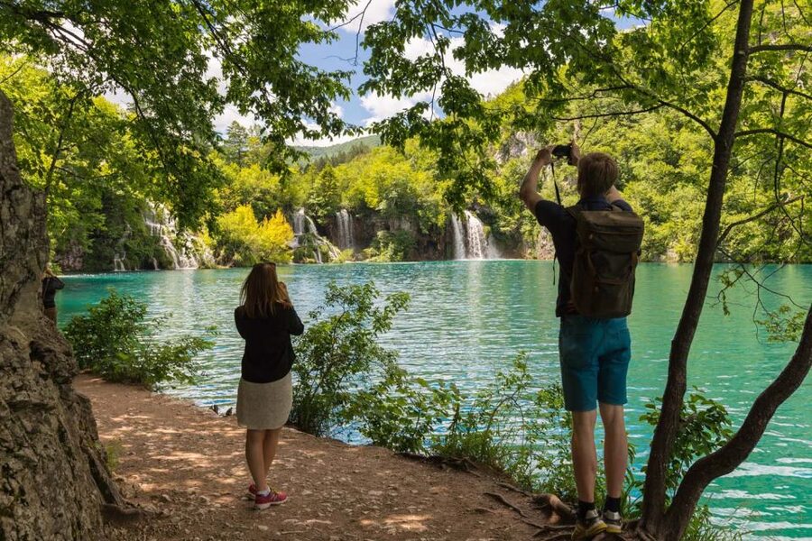 Split: Plitvice Lakes Guided Day Tour with Entry Tickets - Food, timing, and the best way to photograph Plitvice Lakes