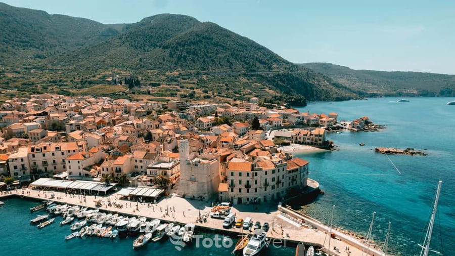 Split/Podstrana: Blue Cave, Hvar & 6 Islands Speedboat Trip - Stiniva Cove and Snorkeling Setup: High Cliffs, Calm Water