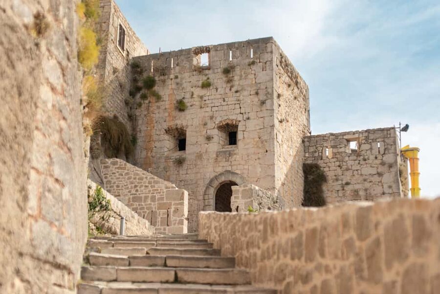Split: Private tour to Klis Fortress and Vranjača cave - Klis Fortress: the story behind the views