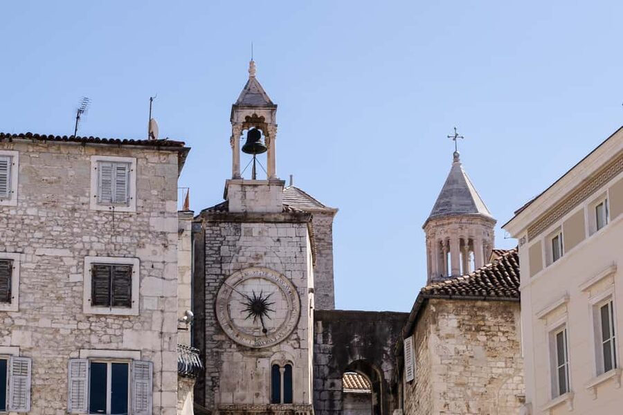Split: Private Walking Tour for Families with kids (5-17y) - How the Quiz and Games Fit Different Ages (Without Leaving Adults Behind)