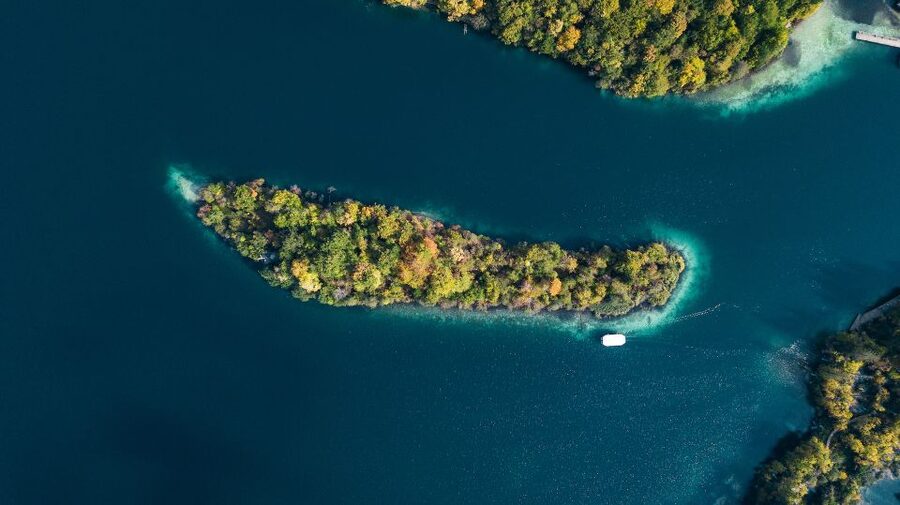 Split: Self-Guided Plitvice Lakes Day Tour with Boat Ride - Self-guided freedom, how to follow the trail letter without missing the ride