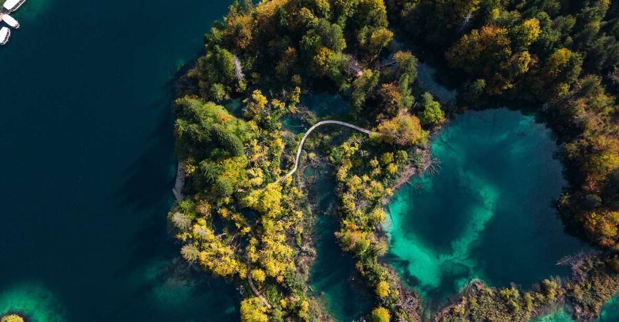 Split: Self-Guided Plitvice Lakes Day Tour with Boat Ride - Getting into Plitvice, wooden paths and the sound of water