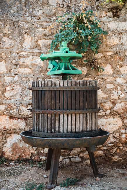Stari Grad: Private Tuk-Tuk tour with Wine tasting - Should you book the Stari Grad private tuk-tuk with wine tasting?