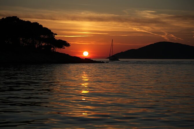 Sunset Sailing Tour on the Pakleni islands - When the Wind Is Light, the Cruise Still Works
