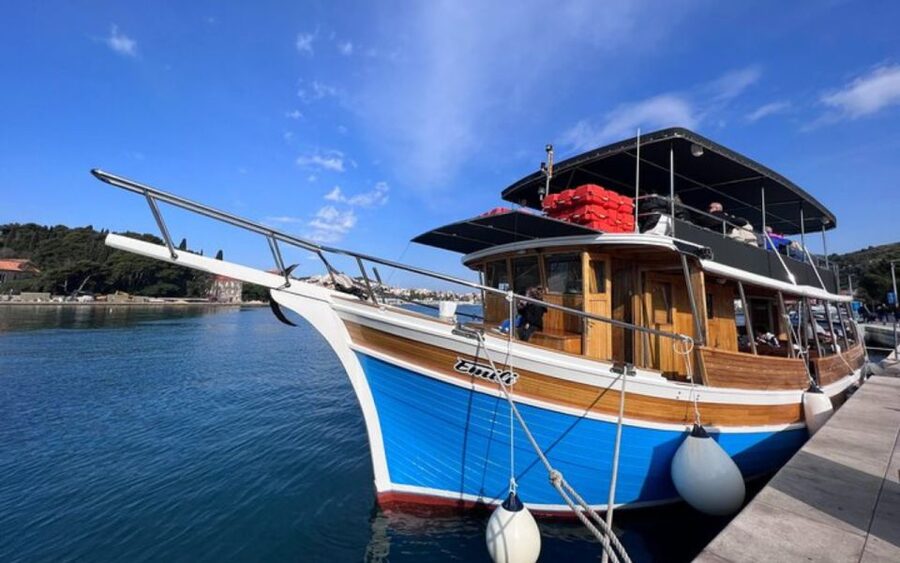 Three Island Boat Tour With Lunch - The 45-minute sightseeing cruise, your quick orientation to the Elaphiti Islands