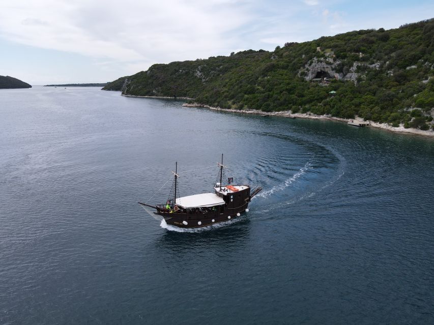 Vrsar: Lim Fjord Boat Tour with Swimming near Pirate's Cave - On Board: Drinks, Music, Life Jackets, and a Simple Comfort Setup