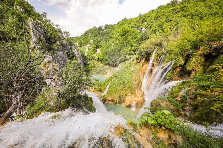 Zadar: Plitvice Lakes Full-Day Guided Tour with a Boat Ride - Crowds, narrow paths, and how the guide helps you move smart