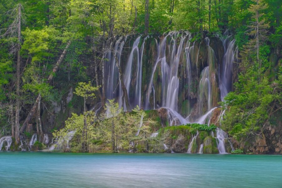 Zadar: Plitvice Lakes Guided Day Tour with Tickets - Entering Plitvice Lakes National Park: guided waterfalls and a real walking circuit