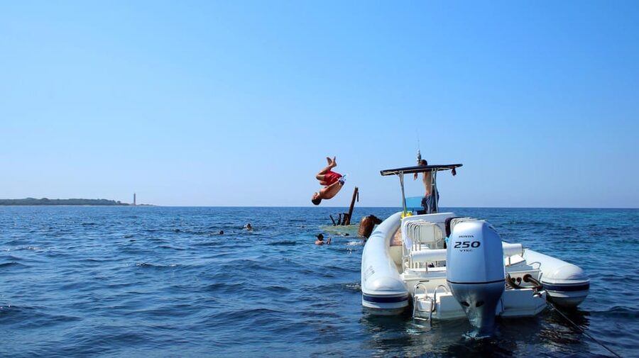 Zadar to Sakarun Beach Tour, Shipwreck Dive & Tunnel - 4,5hr - Speed through the turquoise coast: the cruising time is part of the value
